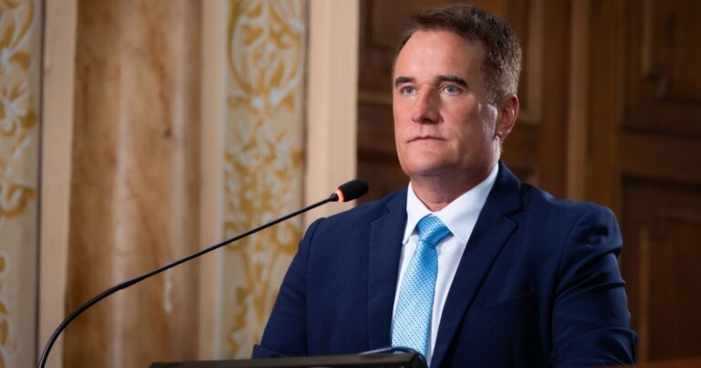 Presidente da Câmara de Curitiba é alvo de operação contra “rachadinha”
