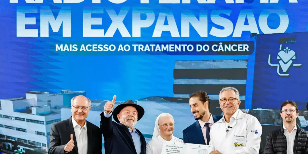 Lula entrega aparelhos de radioterapia em São Paulo