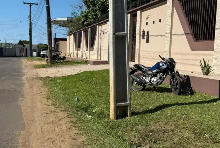 Motociclista morre após colisão contra poste no Acre; condutor não tinha CNH