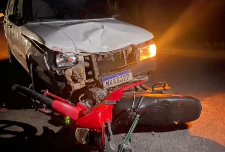 Motorista invade contramão, atropela motociclista e tenta fugir do local Com um ferimento grave no pé, o motociclista recebeu os primeiros socorros | Foto: Jurua Em Tempo