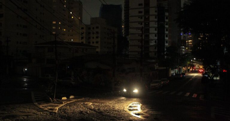 Motos são aposta para driblar demora em caso de apagões em SP