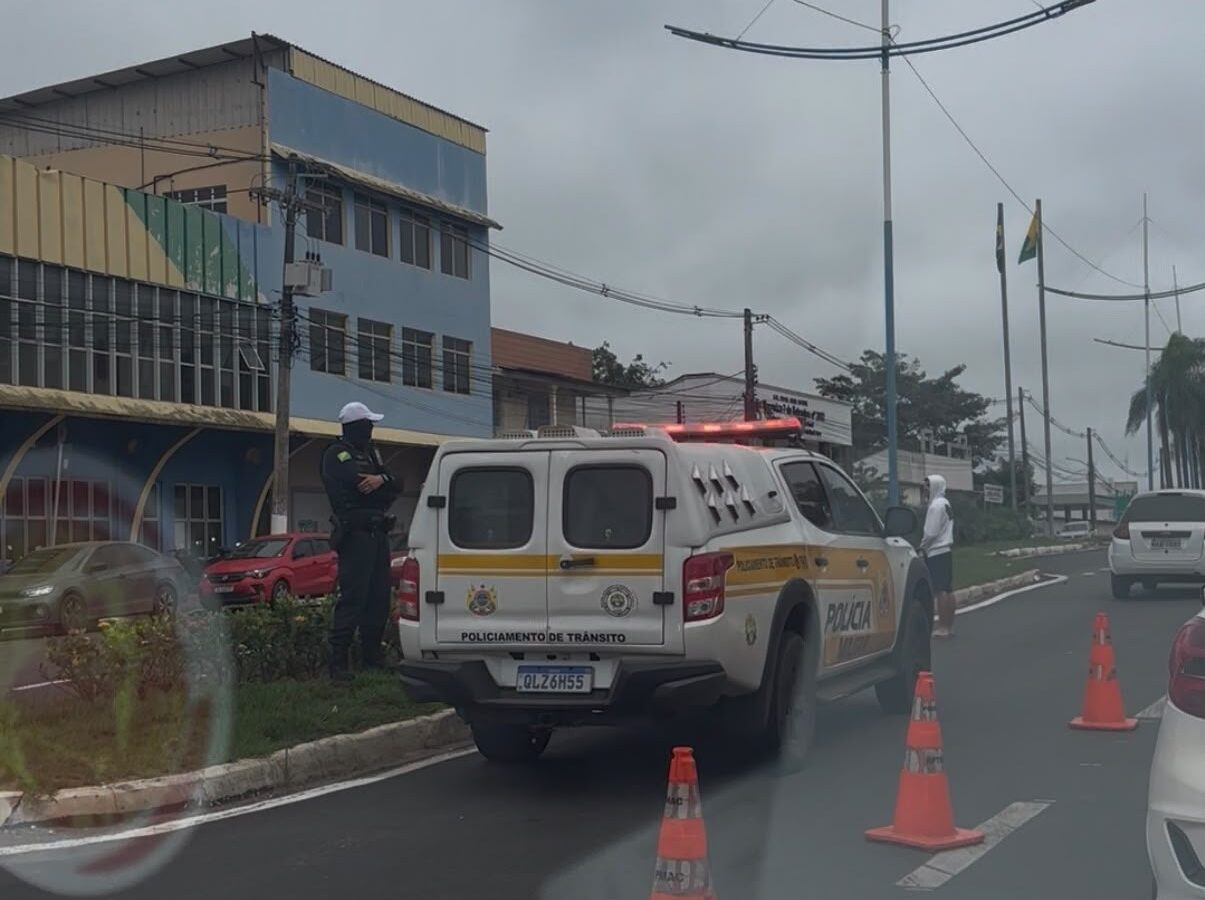 Acidente entre carro e moto deixa o trânsito lento na Avenida Ceará Acidente entre carro e moto deixa o trânsito lento na Avenida Ceará