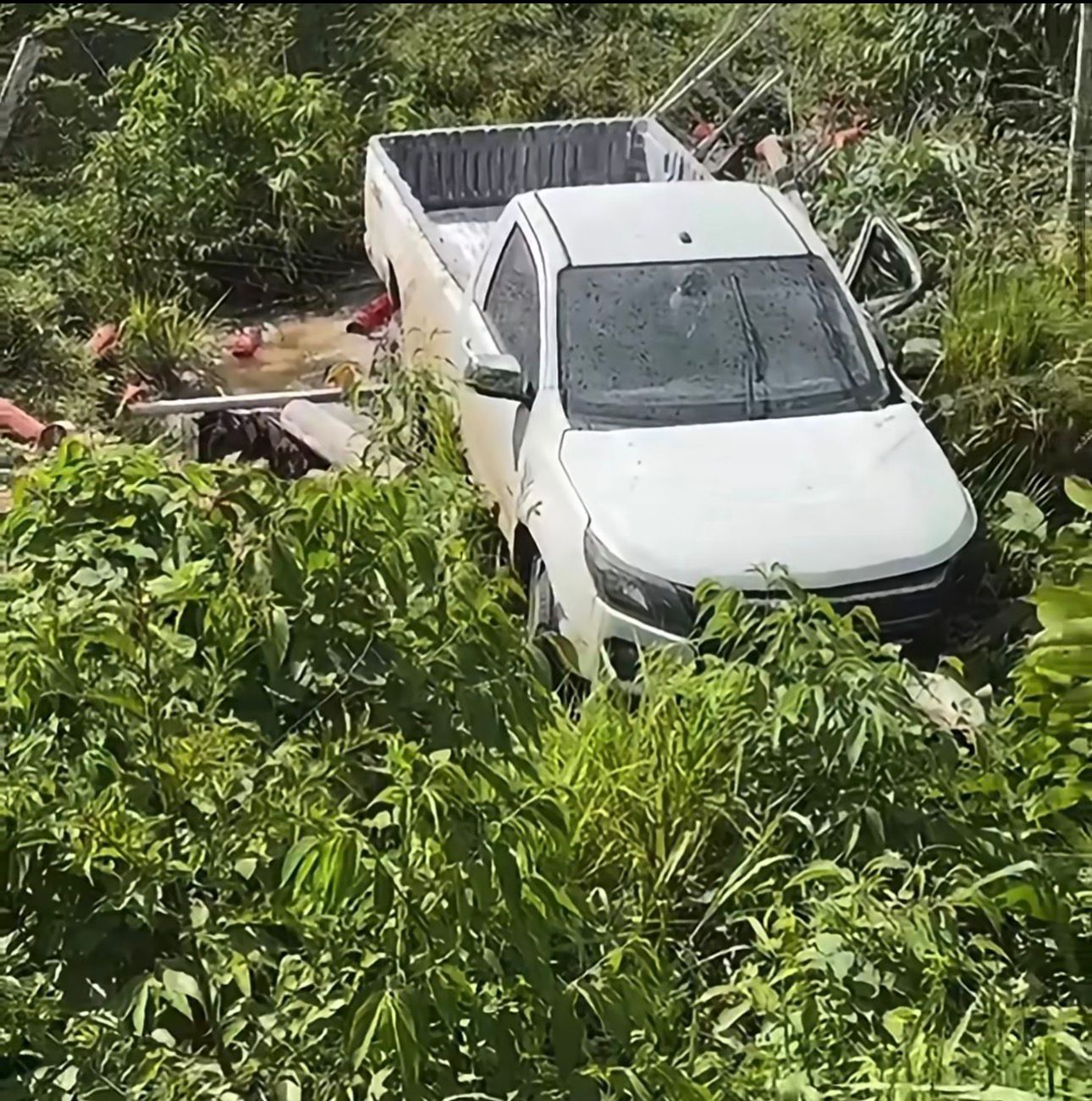 Carro com extintores sai da pista e para em cima de cerca na BR-364 Carro com extintores sai da pista e para em cima de cerca na BR-364