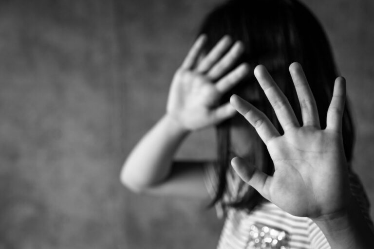 Pai é preso acusado de estupro contra as filhas