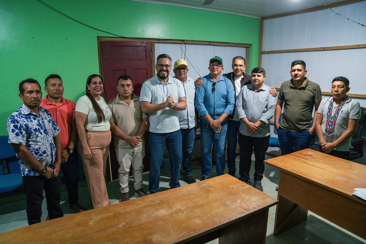 No interior do Acre estudantes recebem Alan Rick com cartazes de agradecimento