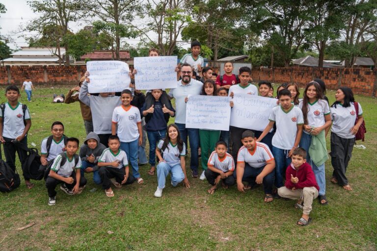 No interior do Acre estudantes recebem Alan Rick com cartazes de agradecimento
