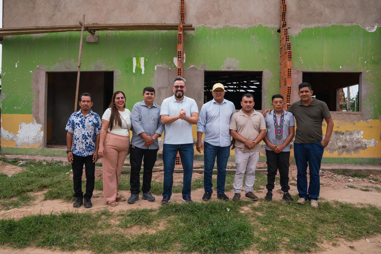 No interior do Acre estudantes recebem Alan Rick com cartazes de agradecimento