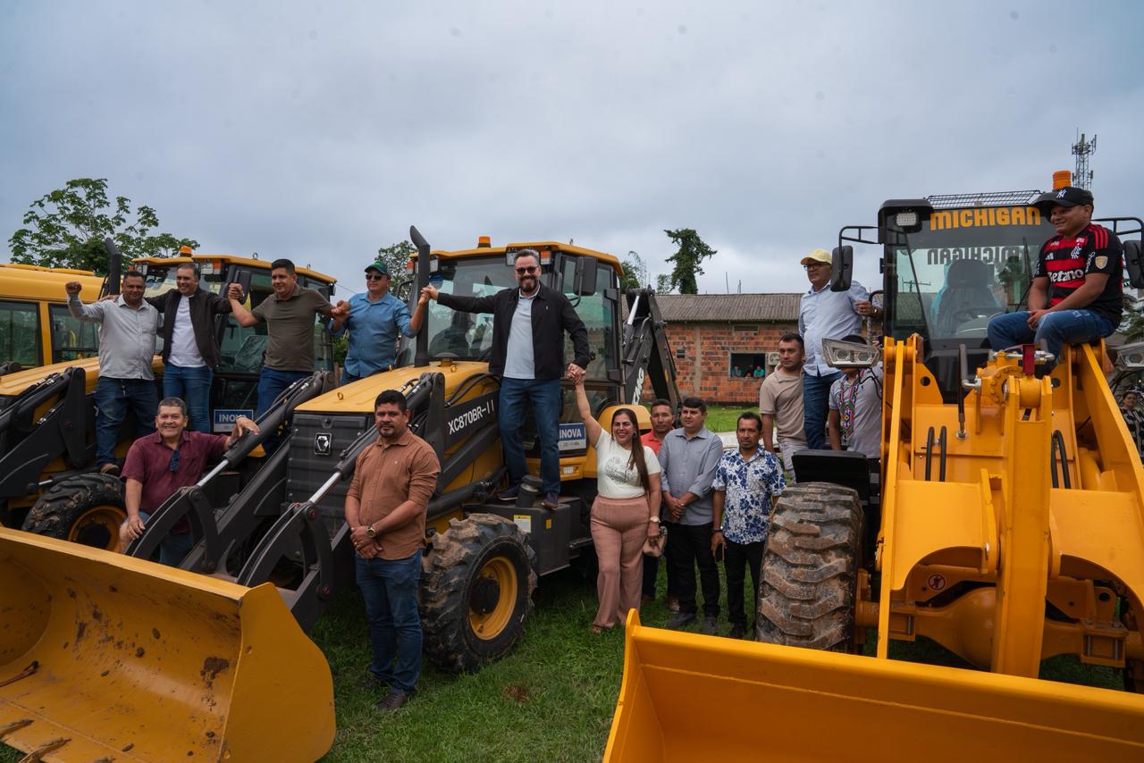 No interior do Acre estudantes recebem Alan Rick com cartazes de agradecimento