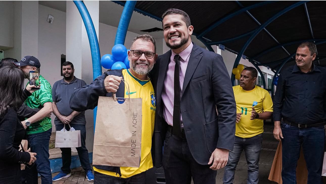 Com políticos famosos, jornalista Sofia Bruneta comemora aniversário na Casa do Rio Com políticos famosos, jornalista Sofia Bruneta comemora aniversário na Casa do Rio