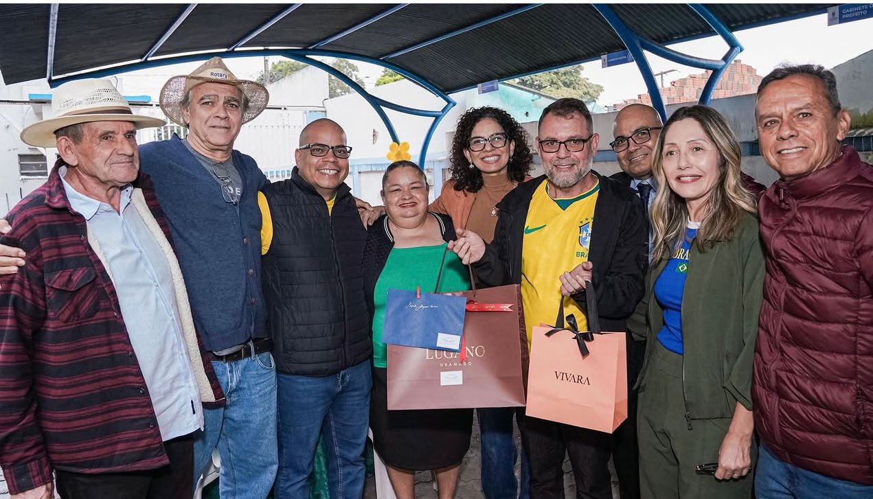 Com políticos famosos, jornalista Sofia Bruneta comemora aniversário na Casa do Rio Com políticos famosos, jornalista Sofia Bruneta comemora aniversário na Casa do Rio