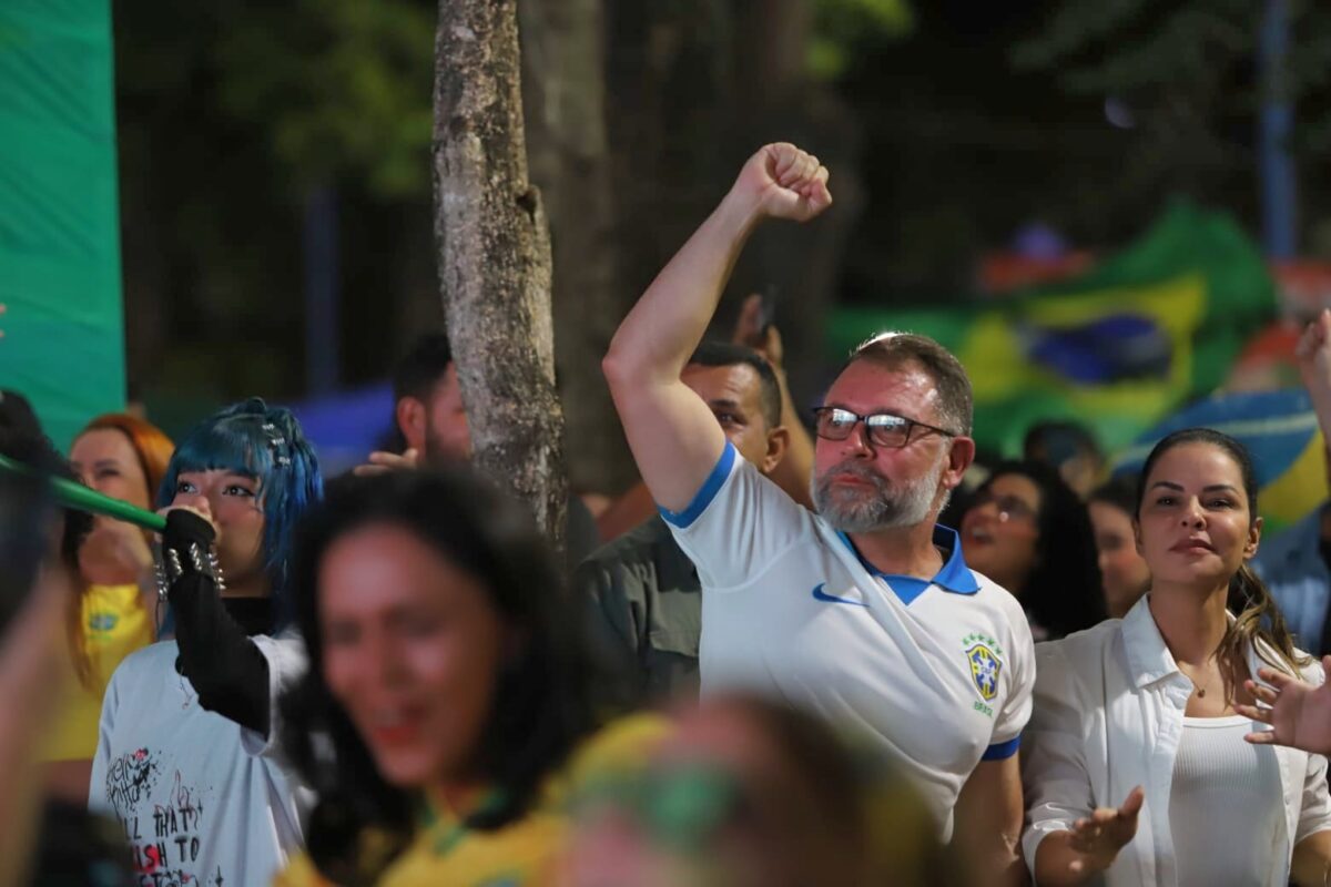 Na Praça da Revolução, Alysson comemora jogo do Brasil ao lado da torcida