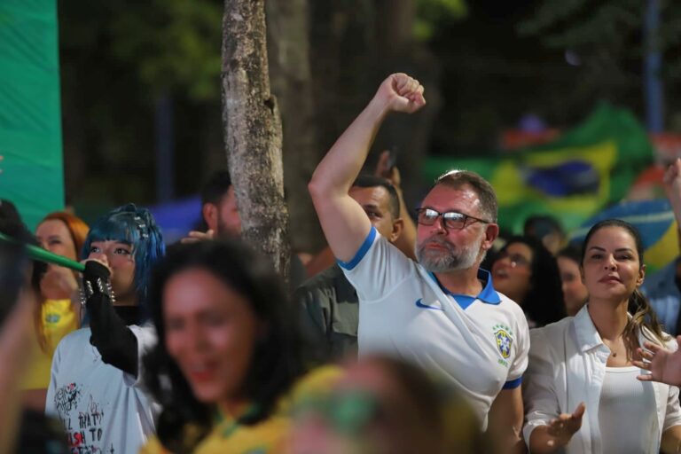 Na Praça da Revolução, Alysson comemora jogo do Brasil ao lado da torcida