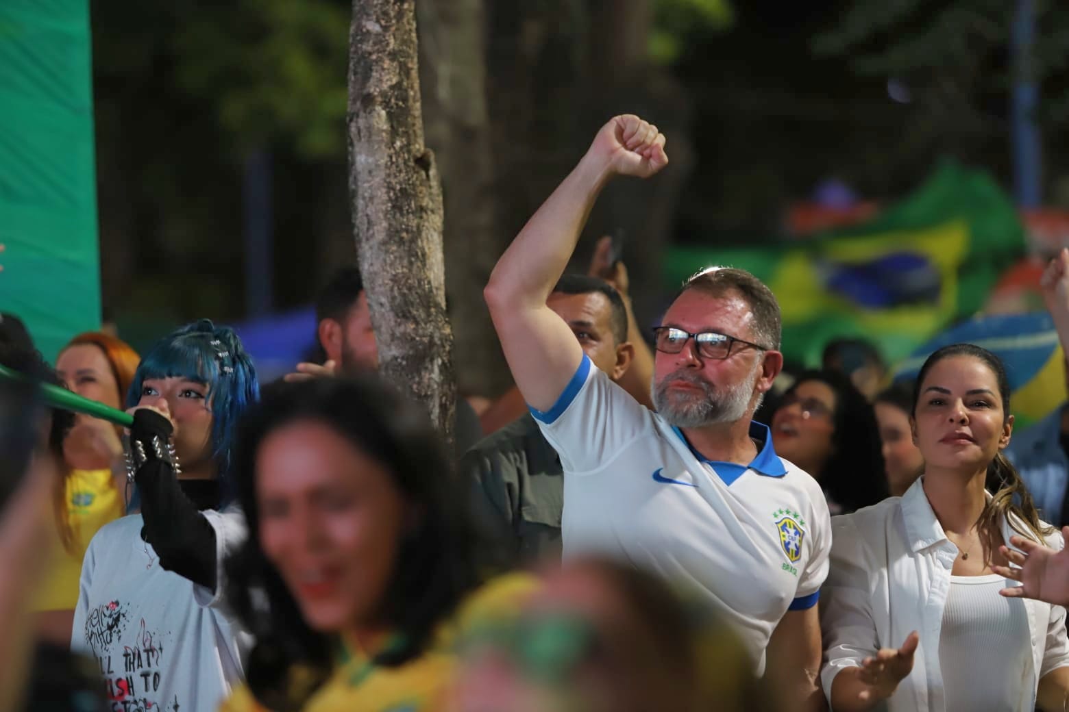 Na Praça da Revolução, Alysson comemora jogo do Brasil ao lado da torcida Na Praça da Revolução, Alysson comemora jogo do Brasil ao lado da torcida