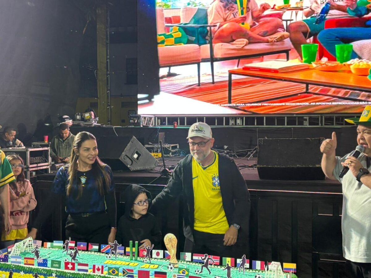 Na Praça da Revolução, Alysson recebe os parabéns de rio-branquenses