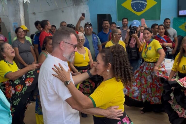 Prefeito Alysson dança carimbó no aniversário do Mercado Elias Mansour