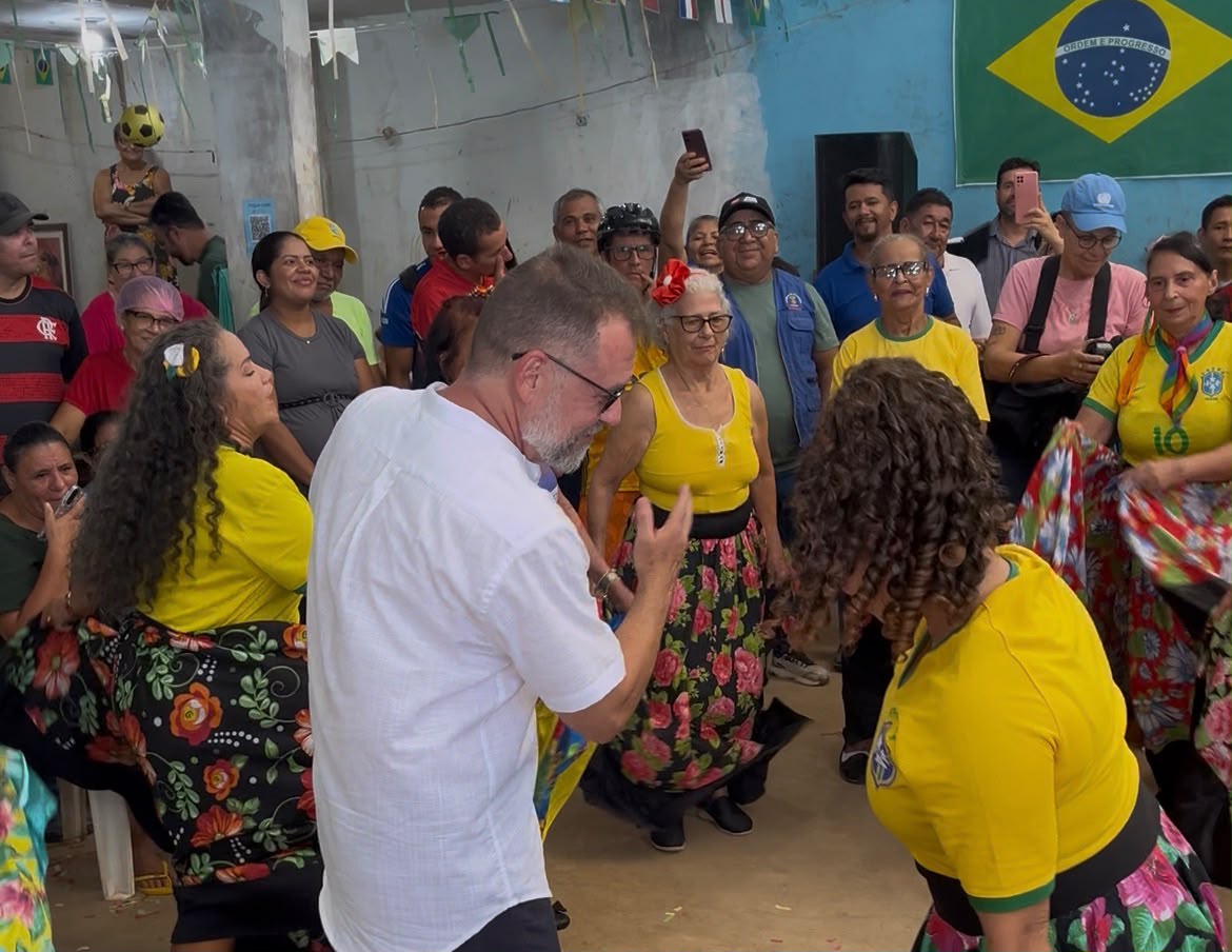 Prefeito Alysson dança carimbó no aniversário do Mercado Elias Mansour