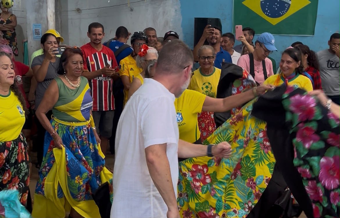 Prefeito Alysson dança carimbó no aniversário do Mercado Elias Mansour