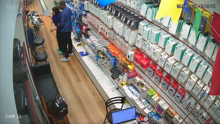 Homens assaltam loja e levam cerca de R$ 1 milhão em celulares; VÍDEO