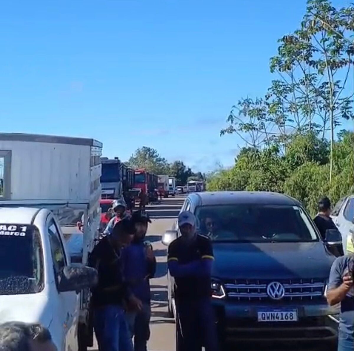Bloqueio da BR-364 provoca longas filas de veículos em Sena
