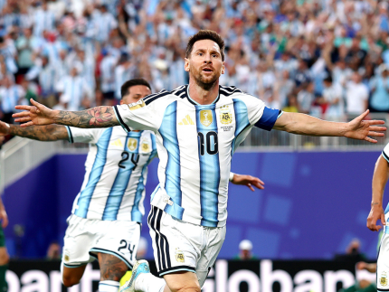 Argélia questiona não expulsão de Messi e leva caso à FIFA após derrota Argélia questiona não expulsão de Messi e leva caso à FIFA após derrota