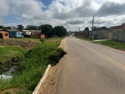 Erosão avança e ameaça destruir rua em Sena Madureira