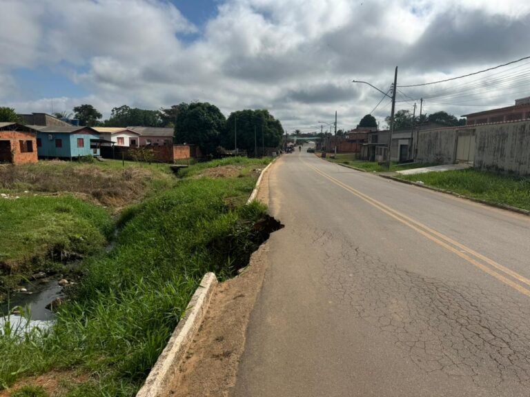 Erosão avança e ameaça comprometer rua no bairro Cohab, em Sena Madureira