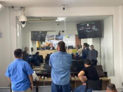 Sessão da Câmara atrasa mais de uma hora; vereadores não explicam razão