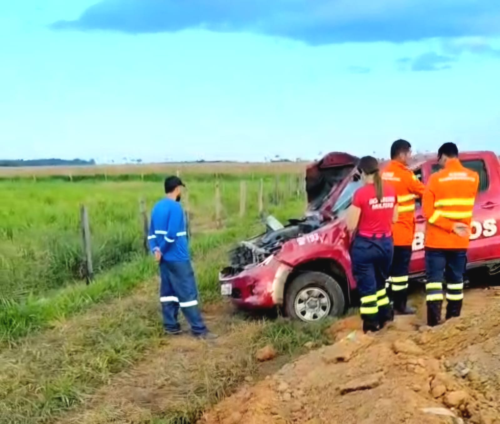 Viatura do Corpo de Bombeiros capota durante deslocamento na BR-317