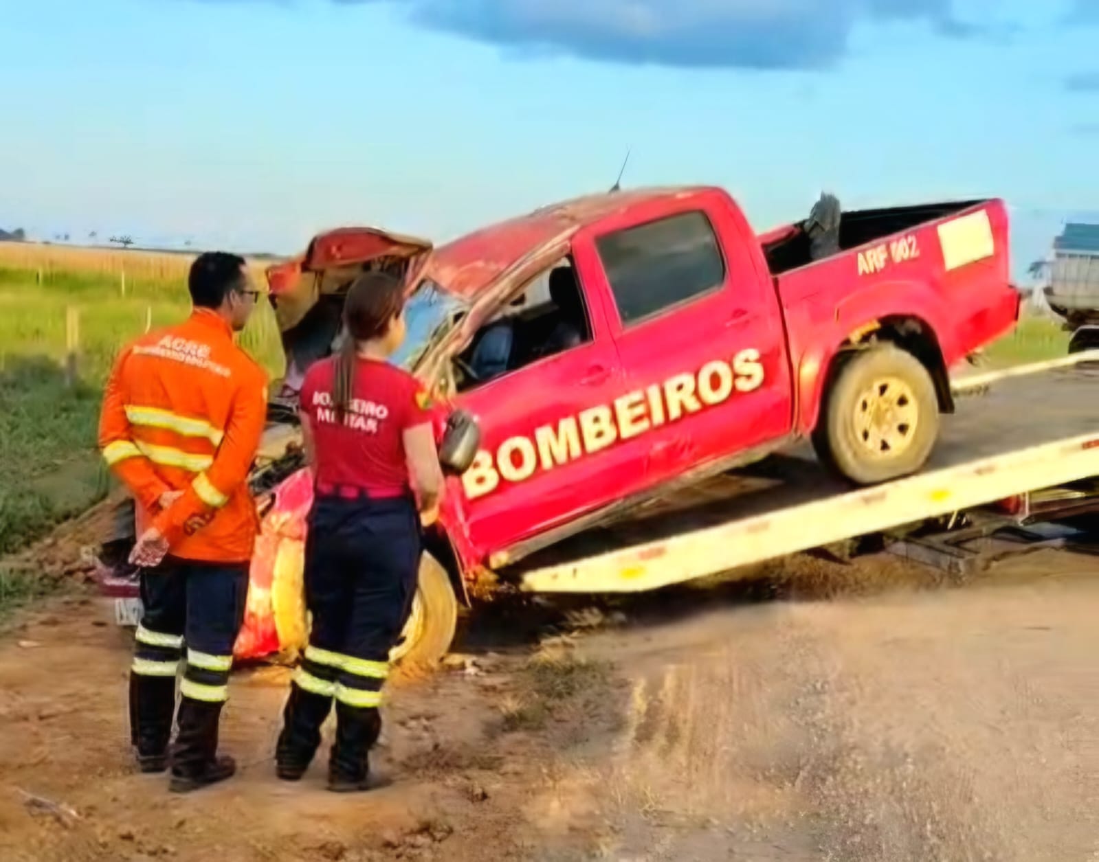 Viatura do Corpo de Bombeiros capota durante deslocamento na BR-317