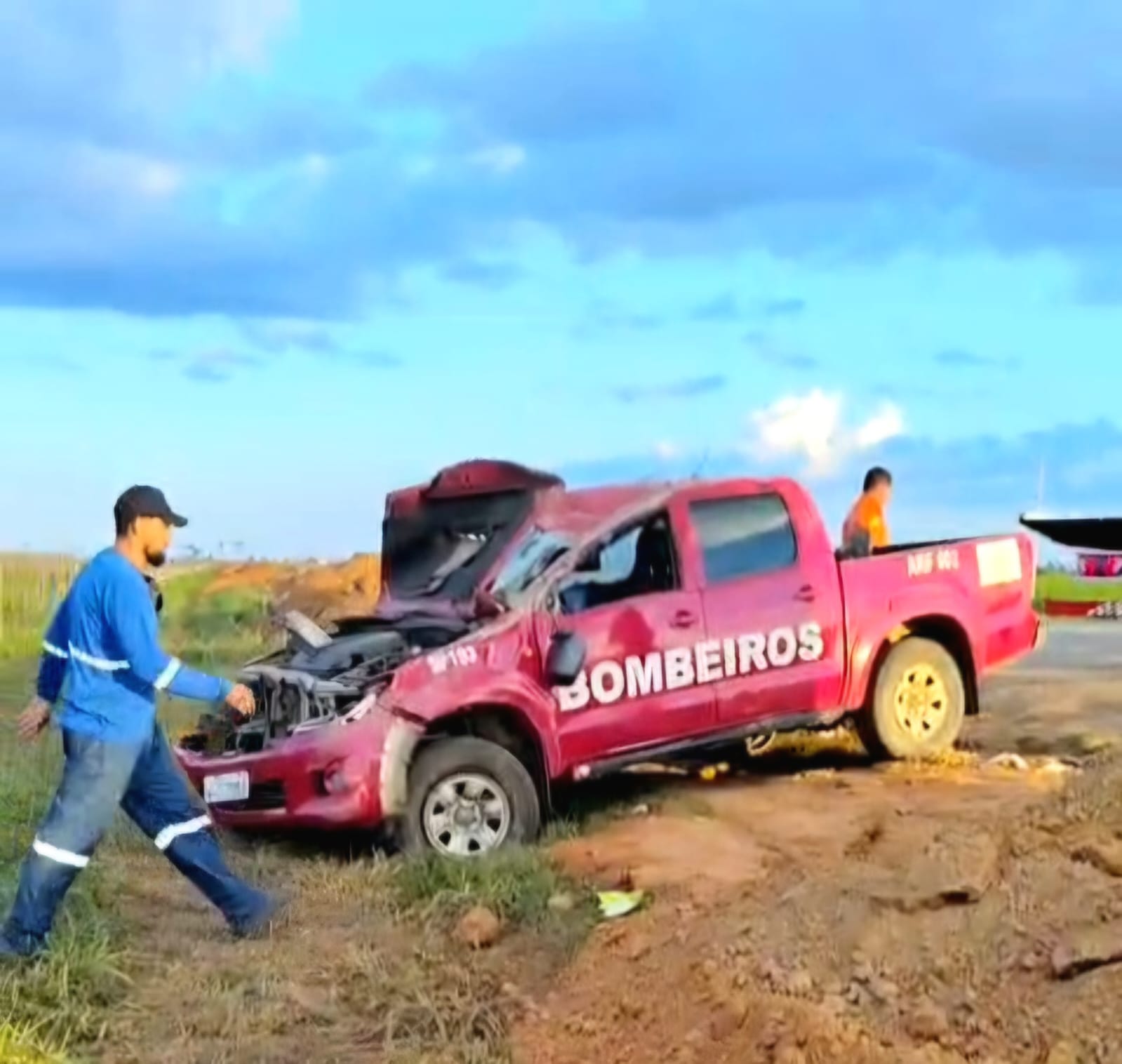 Viatura do Corpo de Bombeiros capota durante deslocamento na BR-317
