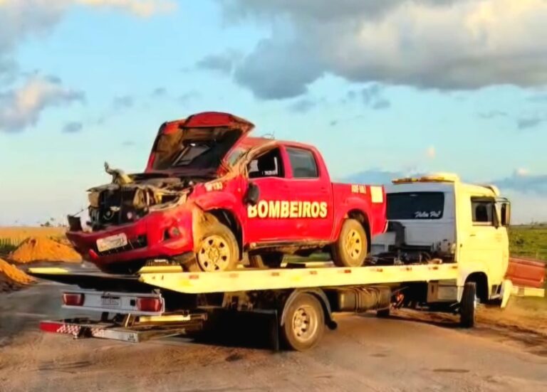 Viatura do Corpo de Bombeiros capota durante deslocamento na BR-317
