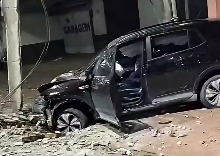 Batida de carro contra poste destrói veículo em Rio Branco