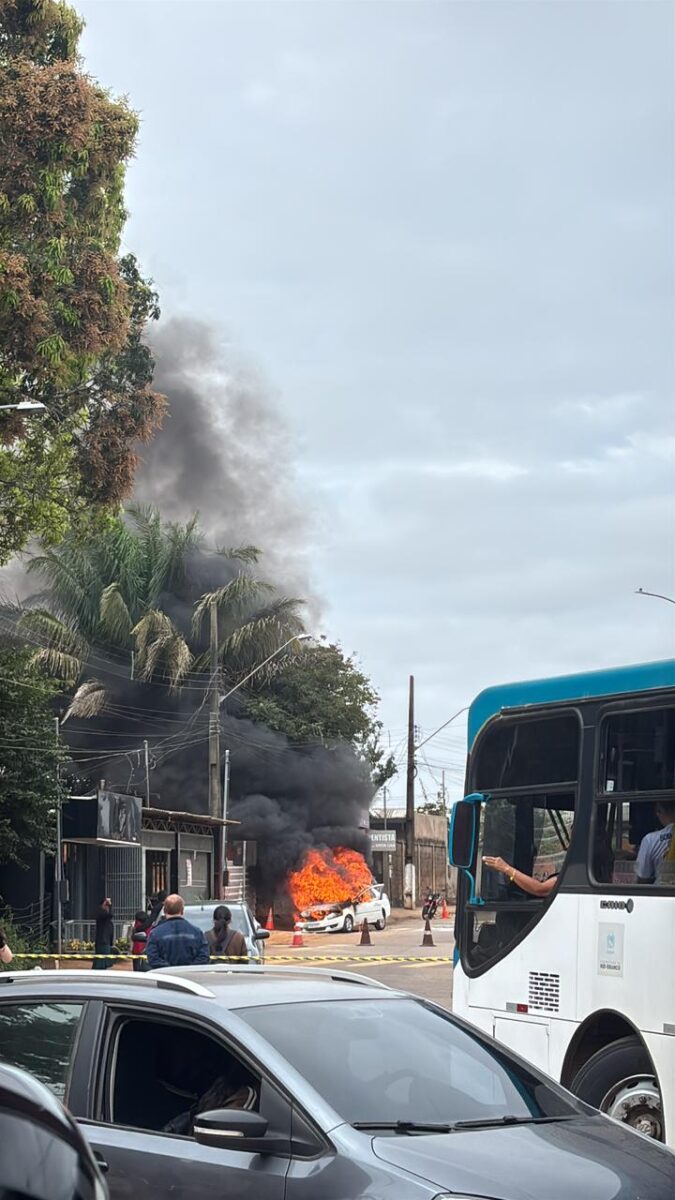 Veículo é tomado por chamas na zona urbana de Rio Branco nesta quinta