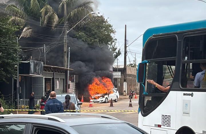 Veículo é tomado por chamas na zona urbana de Rio Branco nesta quinta