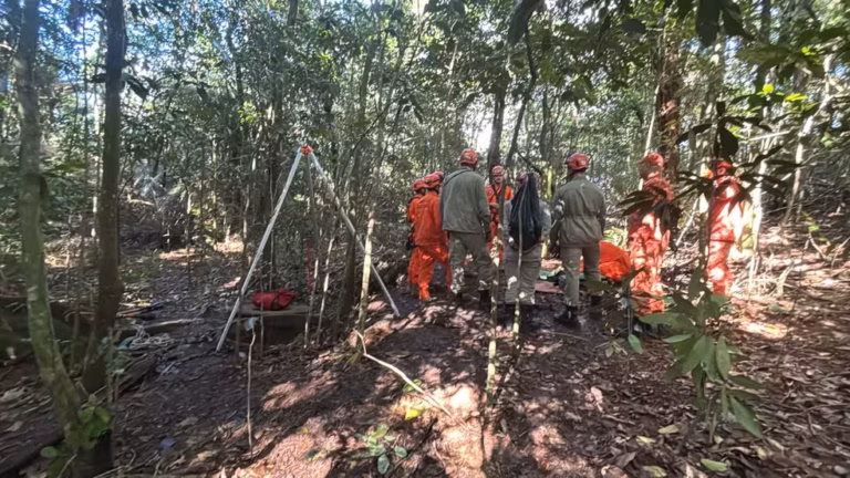 Polícia encontra poço usado como cemitério clandestino pela milícia