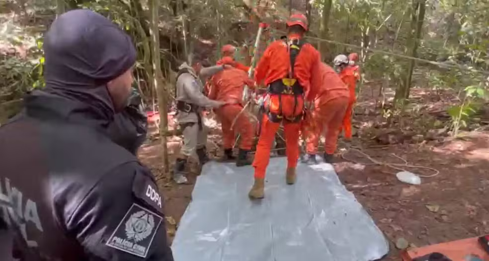 Polícia encontra poço usado como cemitério clandestino pela milícia