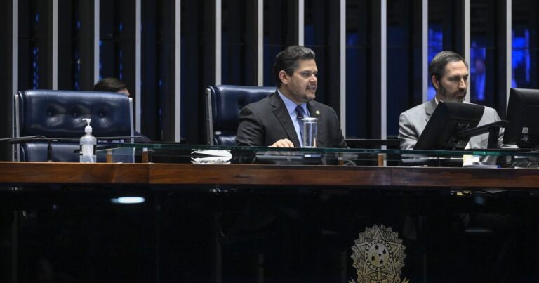 PEC do fim da escala 6×1 completa um mês parada no Senado