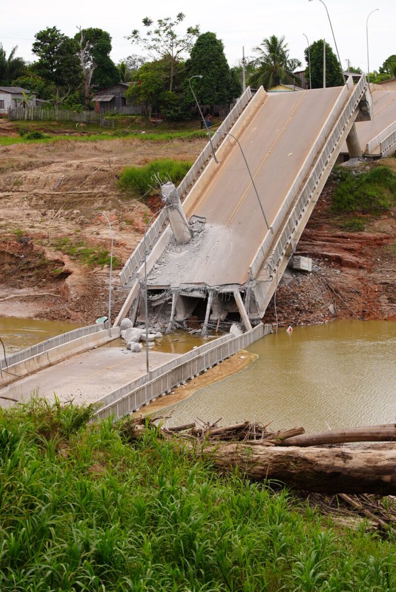 Destroços da ponte estão dentro do Rio Iaco