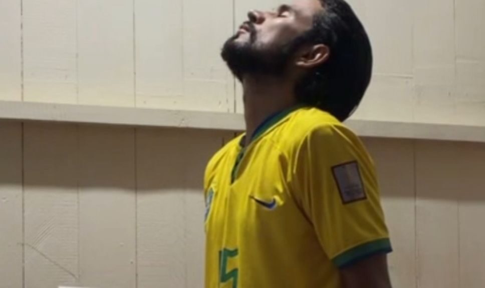 Com a Bíblia na mão, influenciador faz oração por vitória do Brasil Com a Bíblia na mão, influenciador faz oração por vitória do Brasil