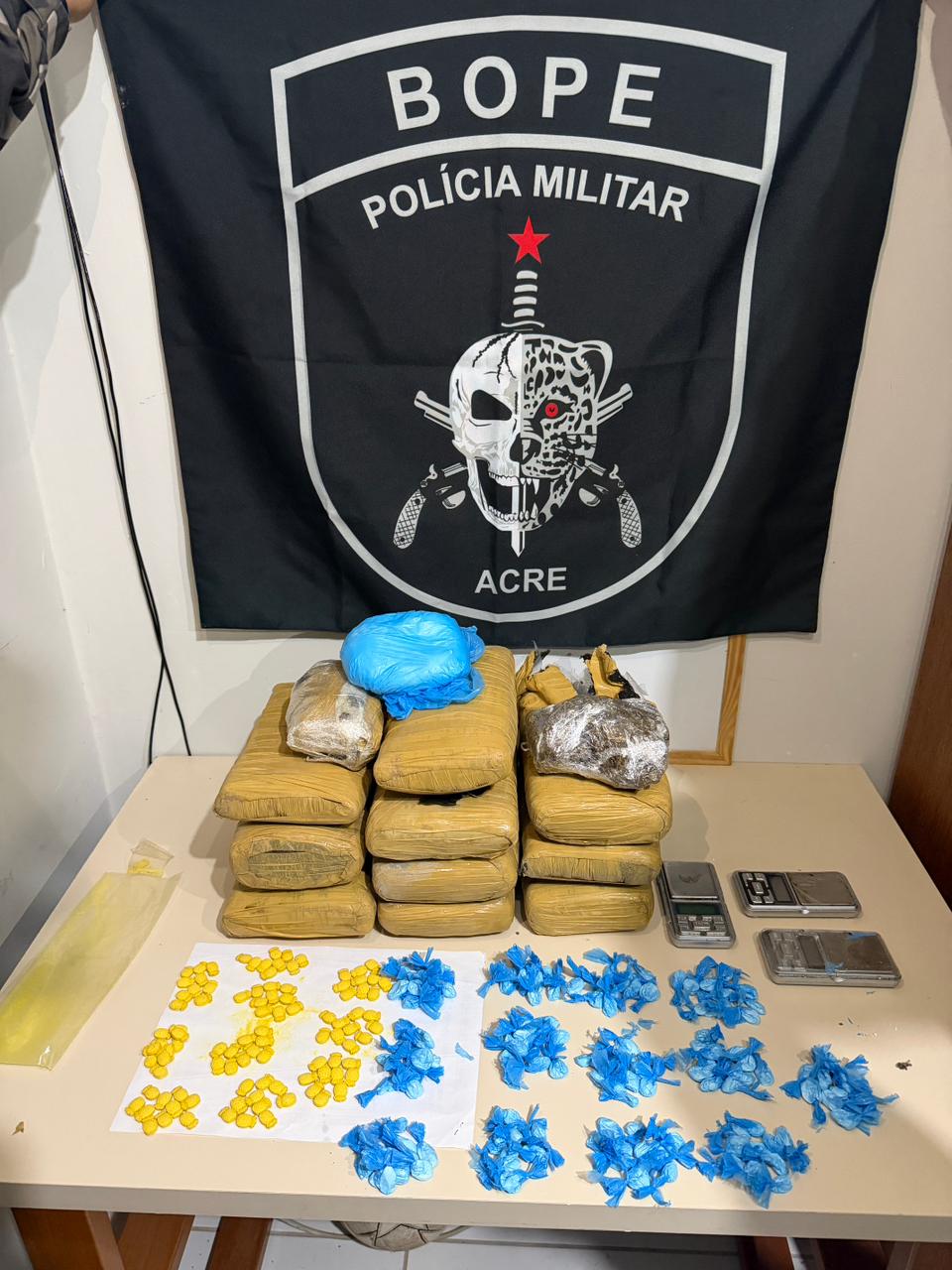 Forte odor em beco leva policiais a flagrarem depósito de drogas no Acre