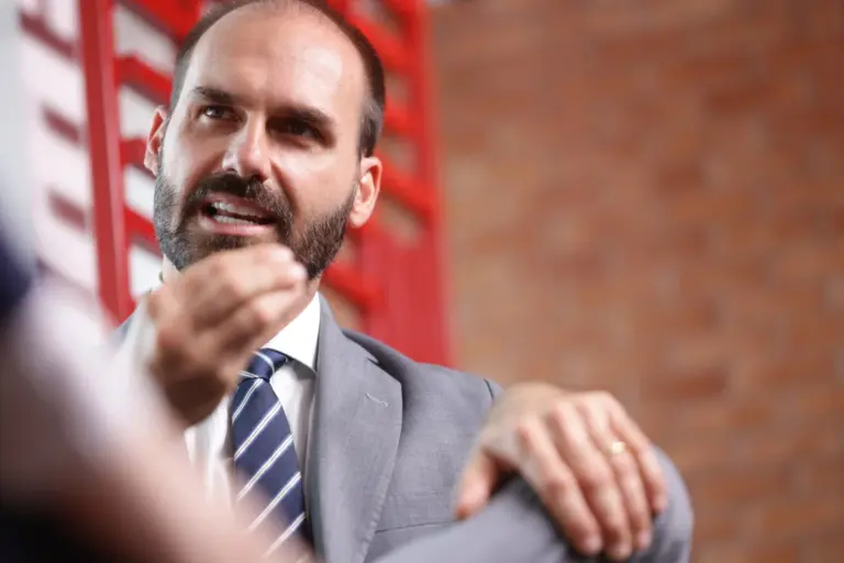 DPU aponta parcialidade de Moraes em ação contra Eduardo Bolsonaro