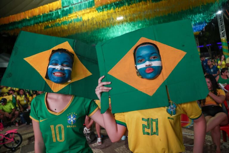 Praça da Revolução fica lotada para estreia do Brasil na Copa do Mundo