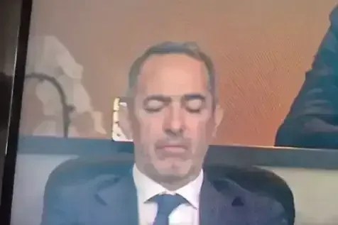 Dormiu? Campeão viraliza durante jogo da Espanha na Copa