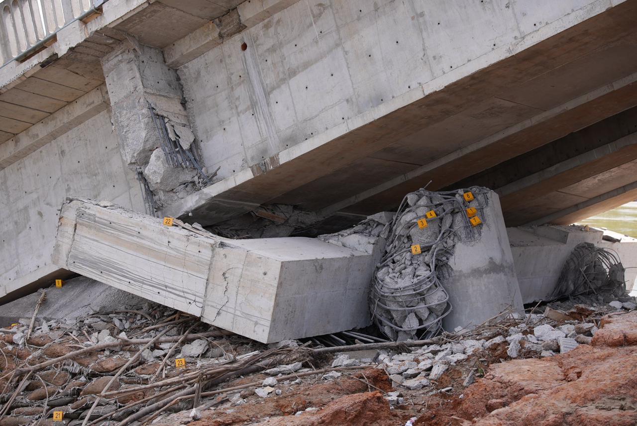 Peritos investigam se ponte caiu por movimentação de terra ou falha estrutural