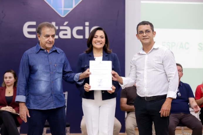Mailza prestigia aula inaugural da Escola de Saúde Pública do Acre