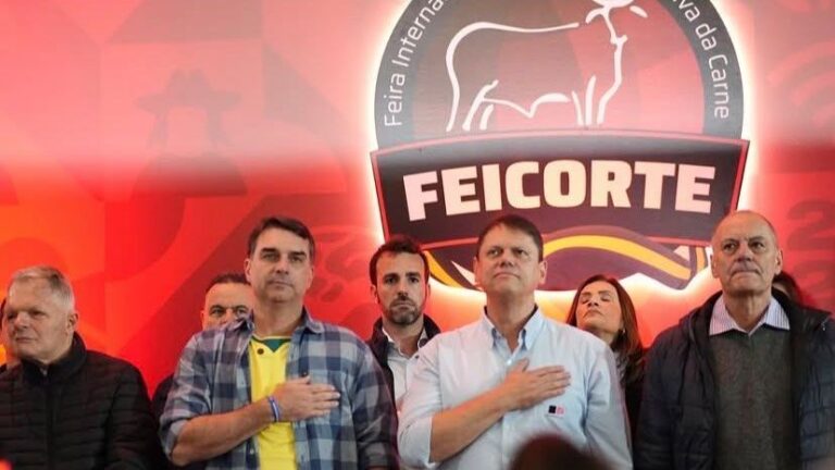 Flávio e Tarcísio acenam para segurança e agro em feira no interior de SP Flávio e Tarcísio acenam para segurança e agro em feira no interior de SP