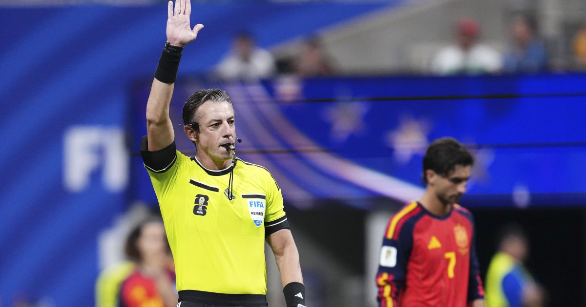 Apesar de demora do VAR, Claus estreia na Copa com arbitragem “tranquila” Apesar de demora do VAR, Claus estreia na Copa com arbitragem “tranquila”