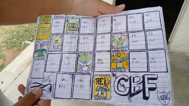 Sem dinheiro para versão oficial, estudante cria álbum da Copa à mão