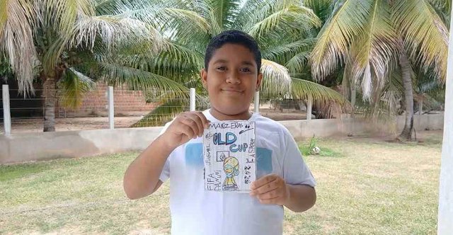 Sem dinheiro para versão oficial, estudante cria álbum da Copa à mão