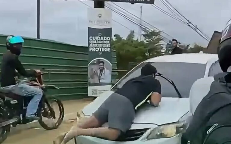 Homem é arrastado sobre capô de veículo na ponte entre Brasiléia e Epitaciolândia Homem é arrastado sobre capô de veículo na ponte entre Brasiléia e Epitaciolândia